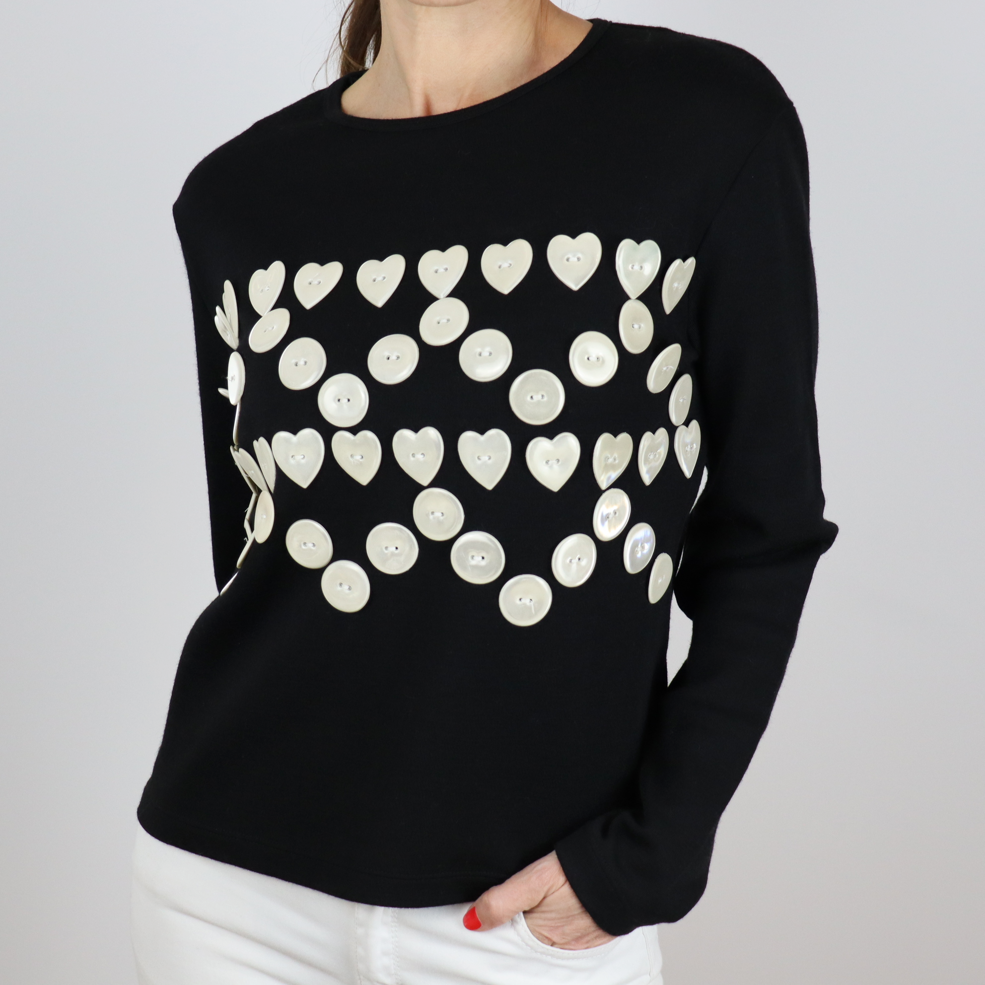 Camiseta negra con botones en forma de coraz n blancos