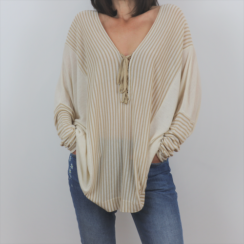 Jersey fino oversize cuello de pico con detalle de lazo en el pecho, rayas color beige,  talla M de La Fes Maraboutée