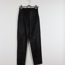 Cargar imagen en el visor de la galería, Pantalón negro de cuero delante combinado con tela detrás cintura alta talla 38 (M/L) de Plural

