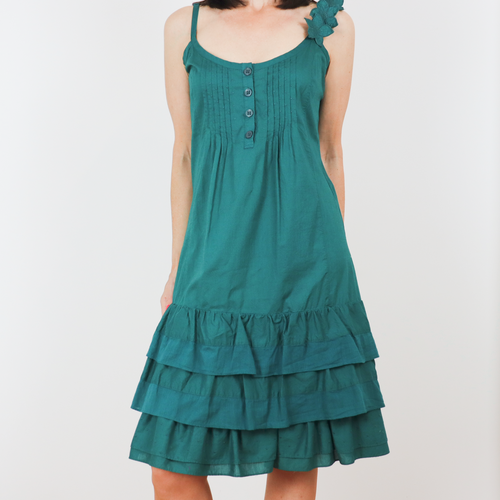 Vestido color verde de tirantes terminado en volantes,  detalle tirante izquierdo bordado con flores, largo por la rodilla, talla 36 (S/M) 100 % algodón de Essentiel Antwerp