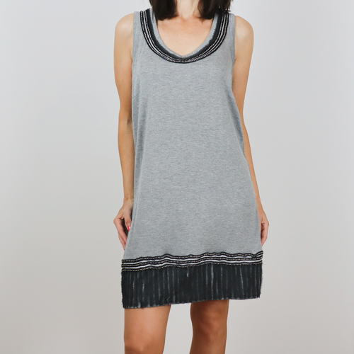 Vestido corto sin mangas color gris, cuello redondo, detalle de pedrería en cuello y bajo del vestido, 92% viscosa 8% elastano, talla 44 (M) de Liu Jo