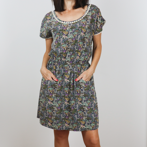 Vestido de manga corta estampado tonos verdes, largo por encima de la rodilla, cintura fruncida con goma, bolsillos delanteros, detalle bordado en cuello y mangas. 100% poliester, talla M de blush
