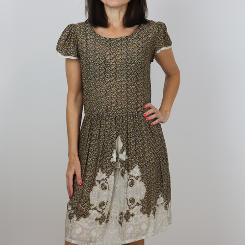 Vestido de manga corta con estampado de flores tonos ocres (marrón, amarillo) con vuelo plisado, 100% viscosa, talla 38 de Paul & Joe Sister