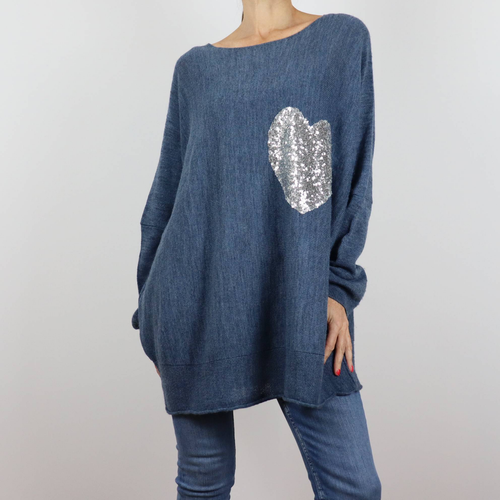 Jersey fino oversize color azul con bordado lateral de lentejuelas plata en forma de corazón, mangas largas modelo murciélago, talla única de White & One