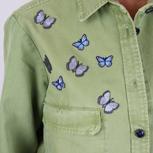 Cargar imagen en el visor de la galería, Camisa estilo militar color verde caqui efecto desgastado con bordado de mariposas, talla M de Hakei
