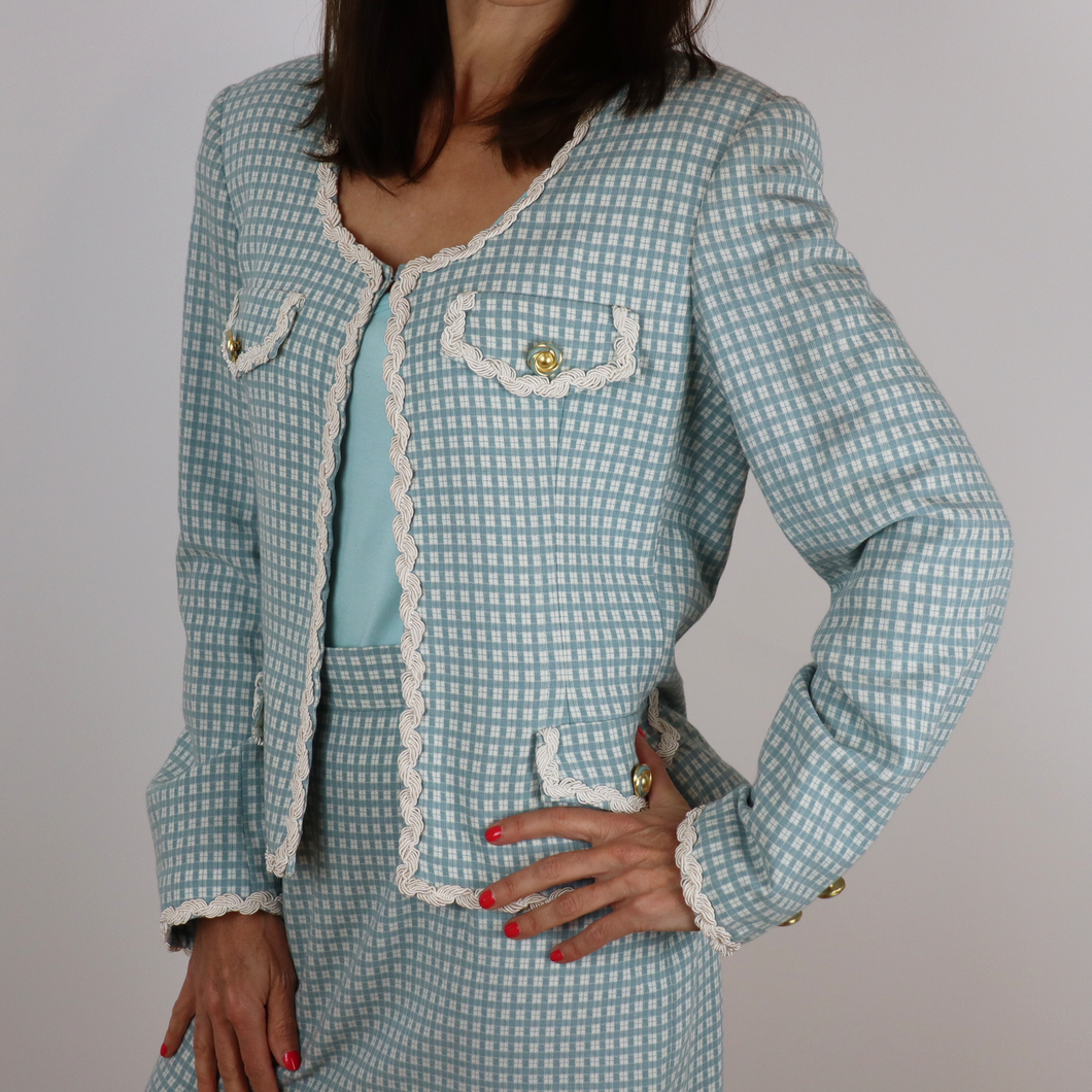 Chaqueta cuadros vichy color azul claro,con bordados color blanco en bolsillos y botones fantasía, talla 42 IT (S), 74% viscosa 26% poliester de Hermes Govantes, ¡Sin estrenar!