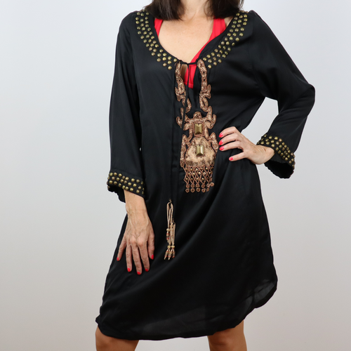 Vestido túnica over size, color negro con tachuelas en mangas y escote, adorno dorado en el pecho, manga larga, largo por encima de la rodilla, 65% viscosa 35% algodón, talla S de Zara