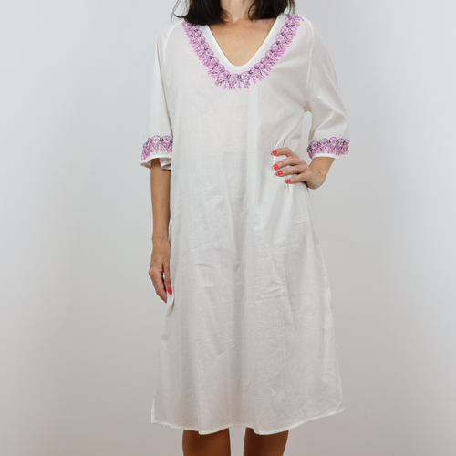 Vestido túnica de playa color blanco con adornos de pedrería en tonos rosas en mangas y escote, mangas anchas por encima del codo, largo por debajo de las rodilla con pequeña abertura lateral, talla única 100 % algodón de La Perla